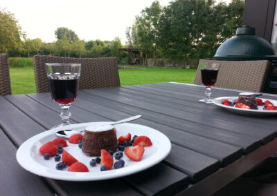 Chocoladedessert met fruit en een dessertwijntje op het terras
