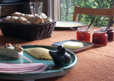 Ontbijtbord met beleg, confituur en zoetigheden.